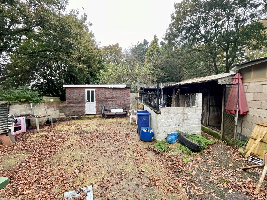 Lot: 135 - APPROXIMATELY 0.6 ACRE GYPSY/TRAVELLER SITE WITH PERMISSION FOR TWO UNITS - Utility room and kennels